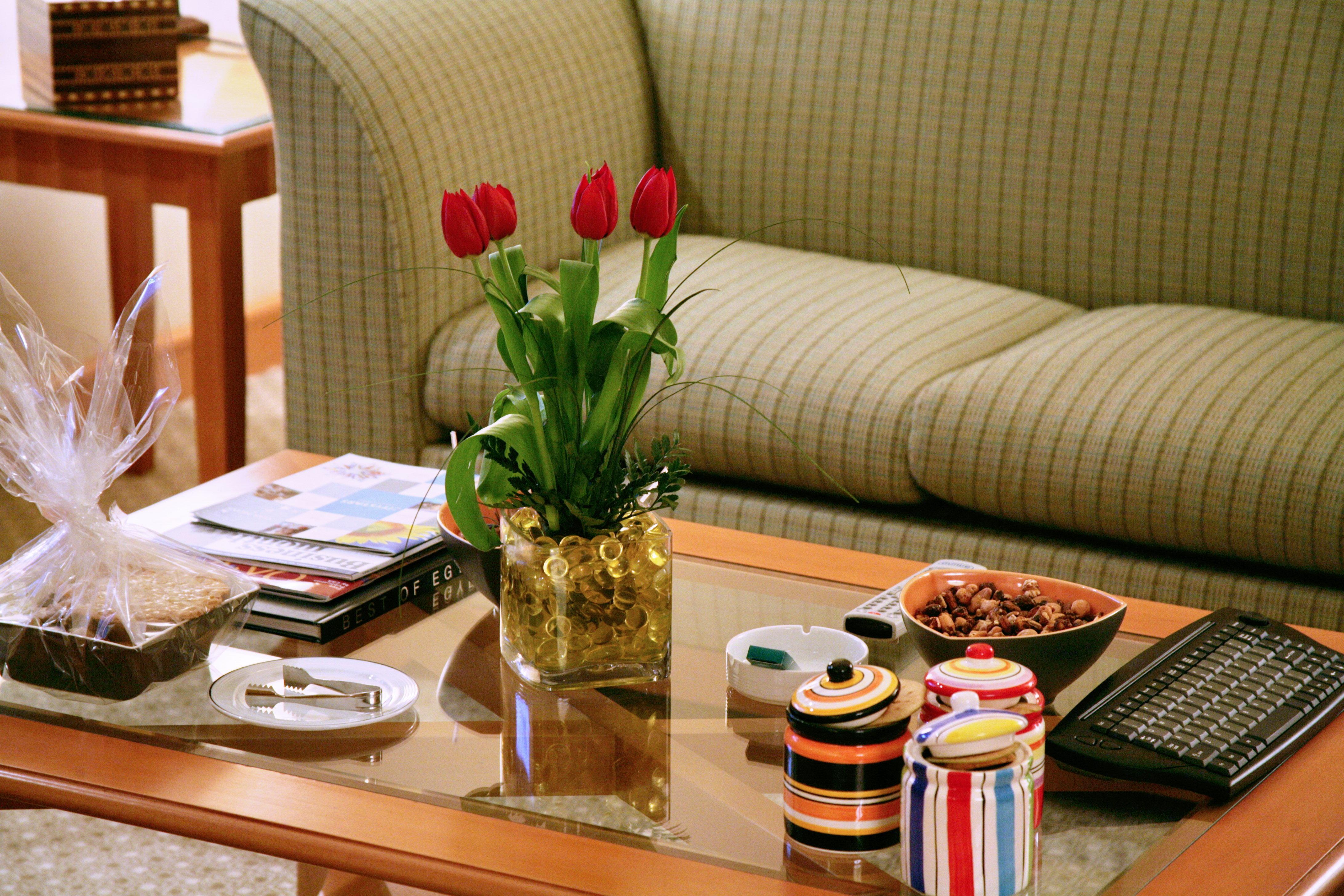 Holiday Inn Citystars By Ihg El El Cairo Exterior foto A coffee table with a vase of flowers