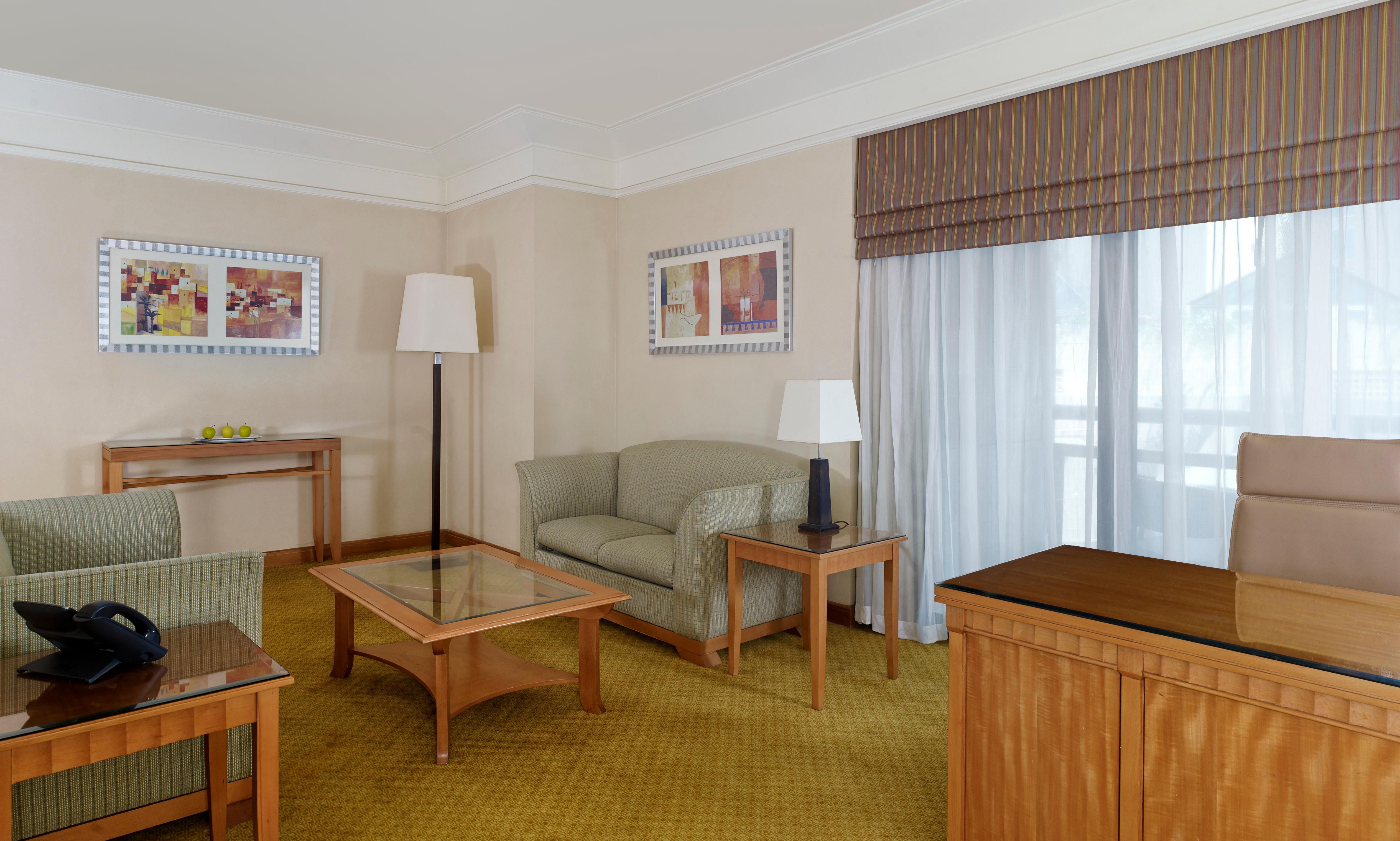 Holiday Inn Citystars By Ihg El El Cairo Exterior foto A living room in a typical Hilton Suite