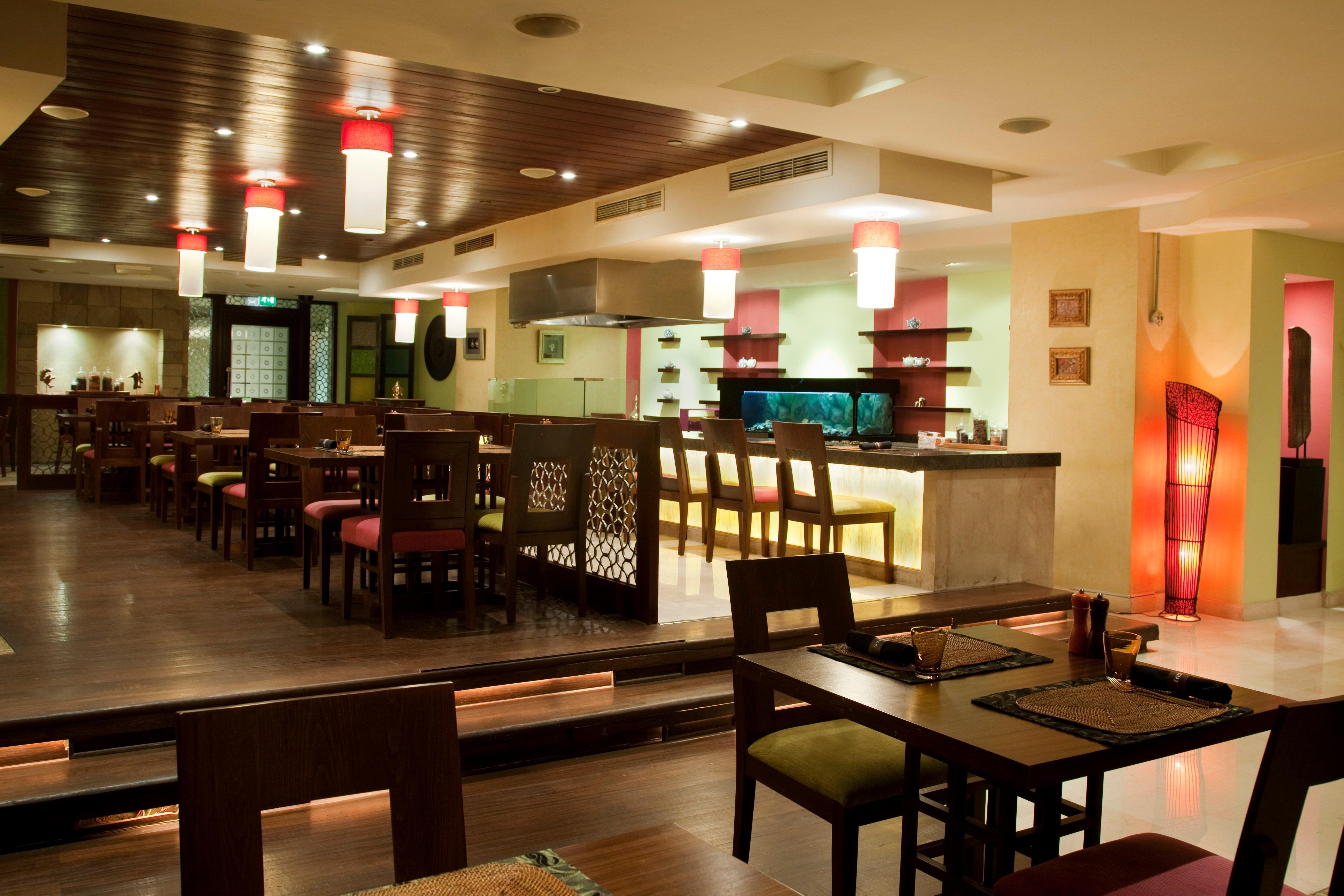 Holiday Inn Citystars By Ihg El El Cairo Exterior foto The interior of a typical restaurant