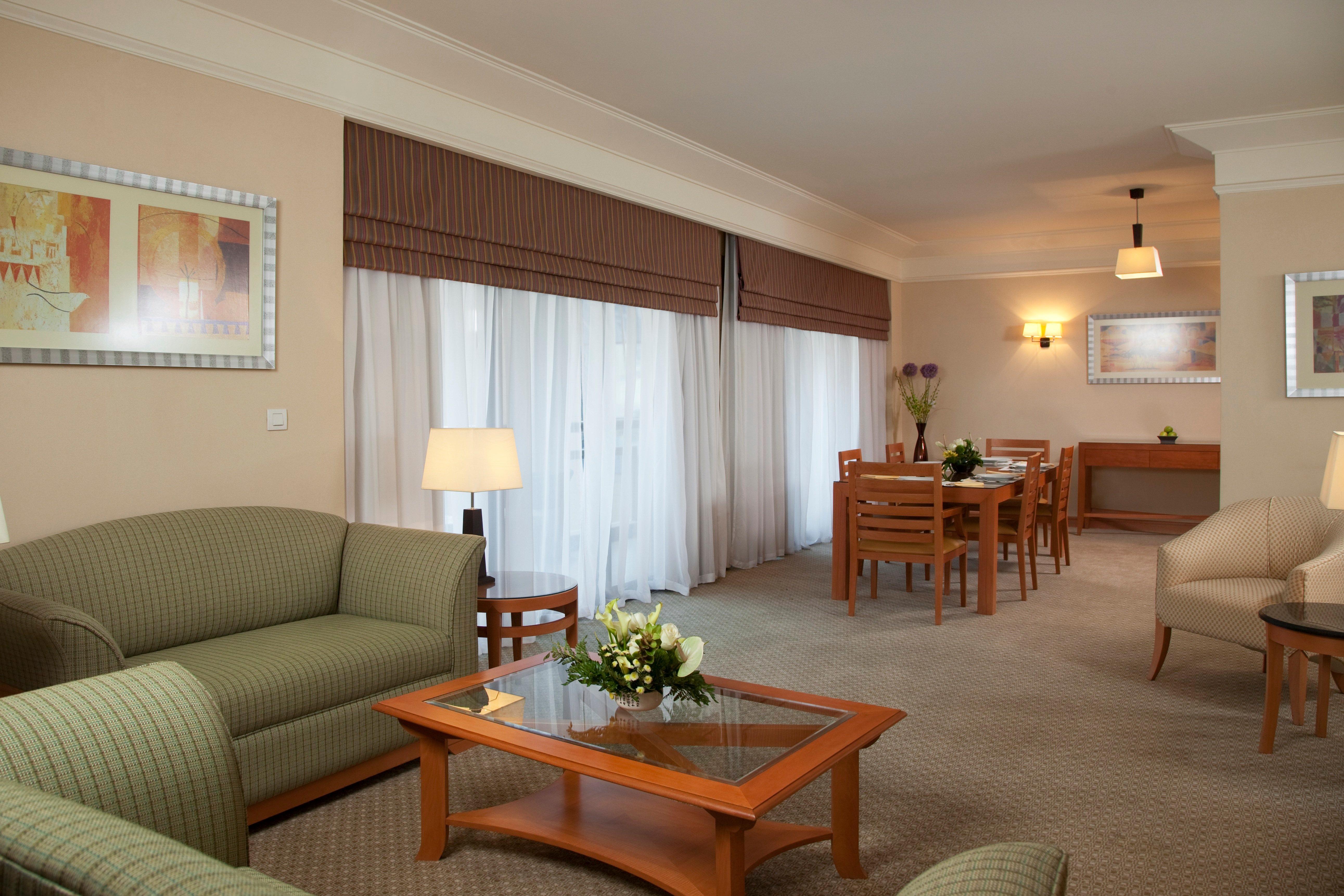 Holiday Inn Citystars By Ihg El El Cairo Exterior foto A living room in a suite at the Hilton Prague
